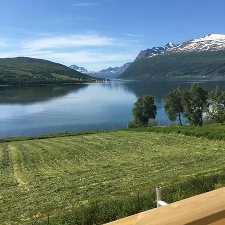 With Fjord View Tennevoll